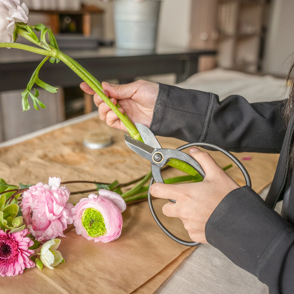 Trosje roze bloemen geknipt met de Japanse schaar van Hanataba.