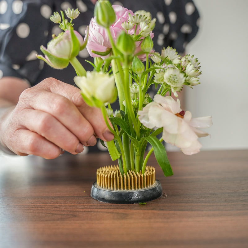 Voorbeeld van een bloemstuk met Kenzan 70 mm, dat het nut en de doeltreffendheid demonstreert