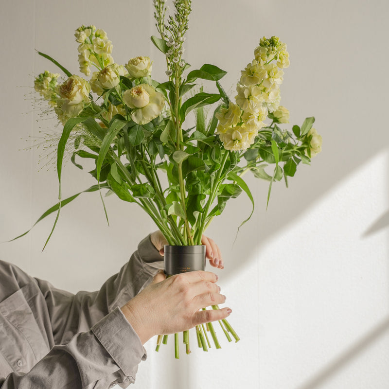 Close-up van de Bouquet Twister die zijn functionaliteit bij het bloemschikken demonstreert