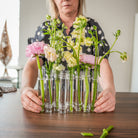 Gedetailleerde weergave van het slanke glazen materiaal en de minimalistische stijl van de Flower Flute