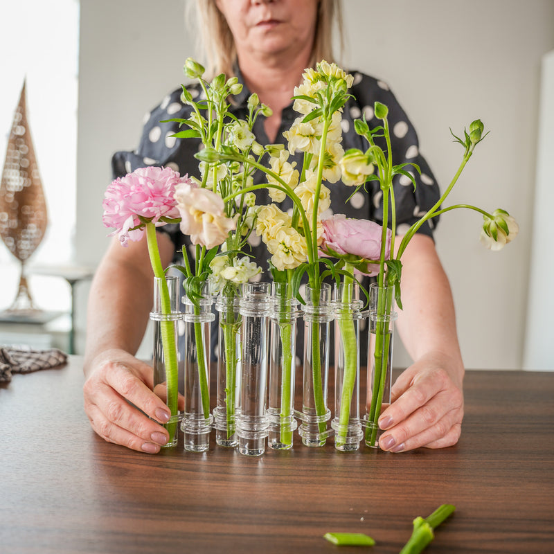 Gedetailleerde weergave van het slanke glazen materiaal en de minimalistische stijl van de Flower Flute